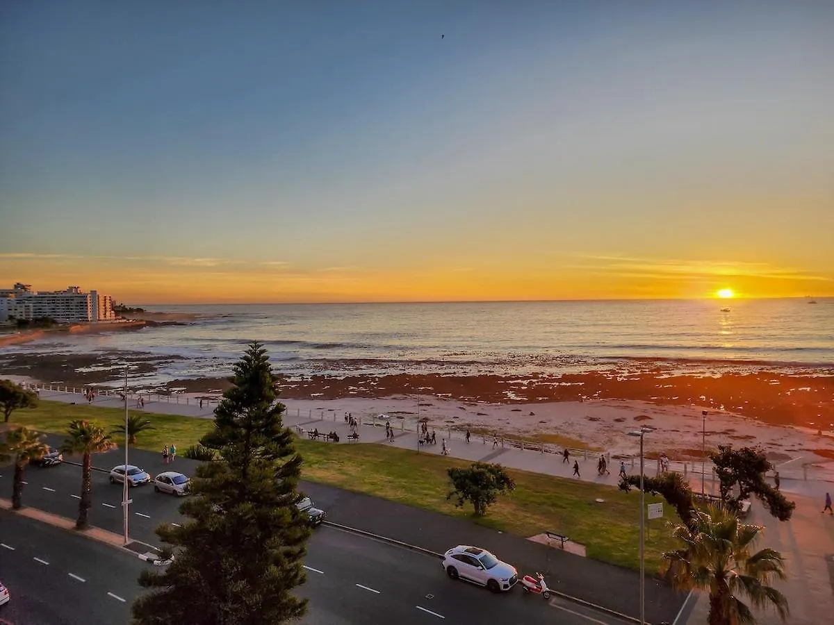 Seaside Apartment Opposite Seapoint Promenade. Kapstadt