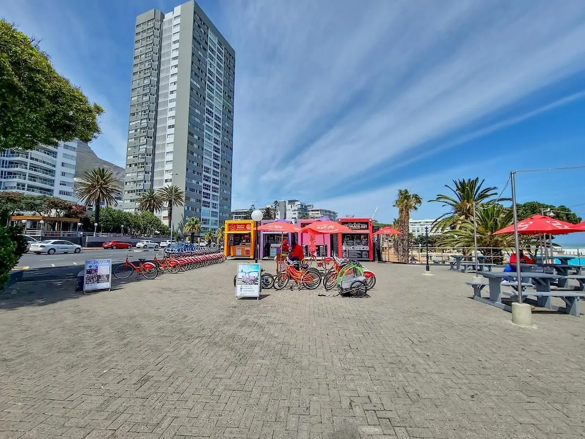 Seaside Apartment Opposite Seapoint Promenade. Kapstadt