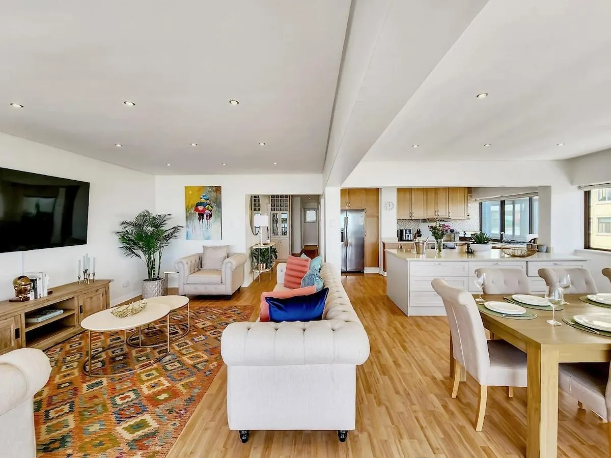 Seaside Apartment Opposite Seapoint Promenade. Kapstadt