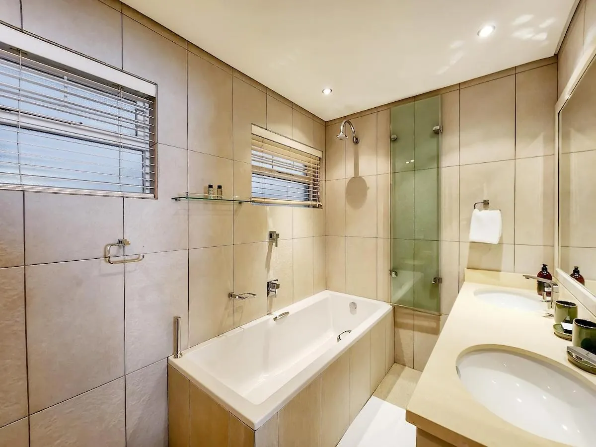 Seaside Apartment Opposite Seapoint Promenade. Kapstadt