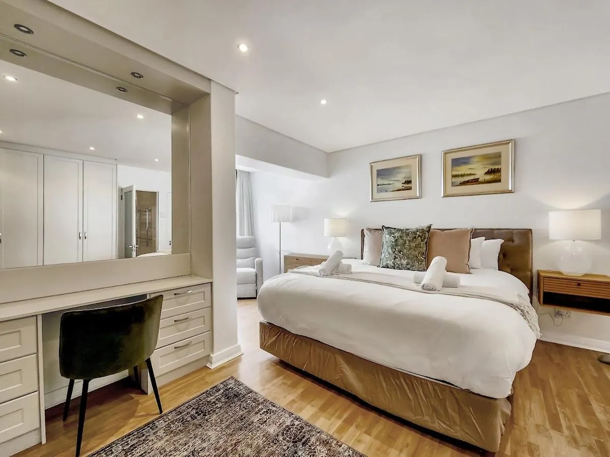 Seaside Apartment Opposite Seapoint Promenade. Kapstadt
