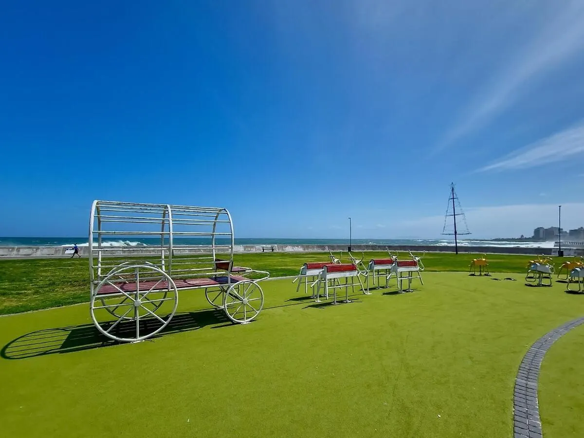 Seaside Apartment Opposite Seapoint Promenade. Cape Town