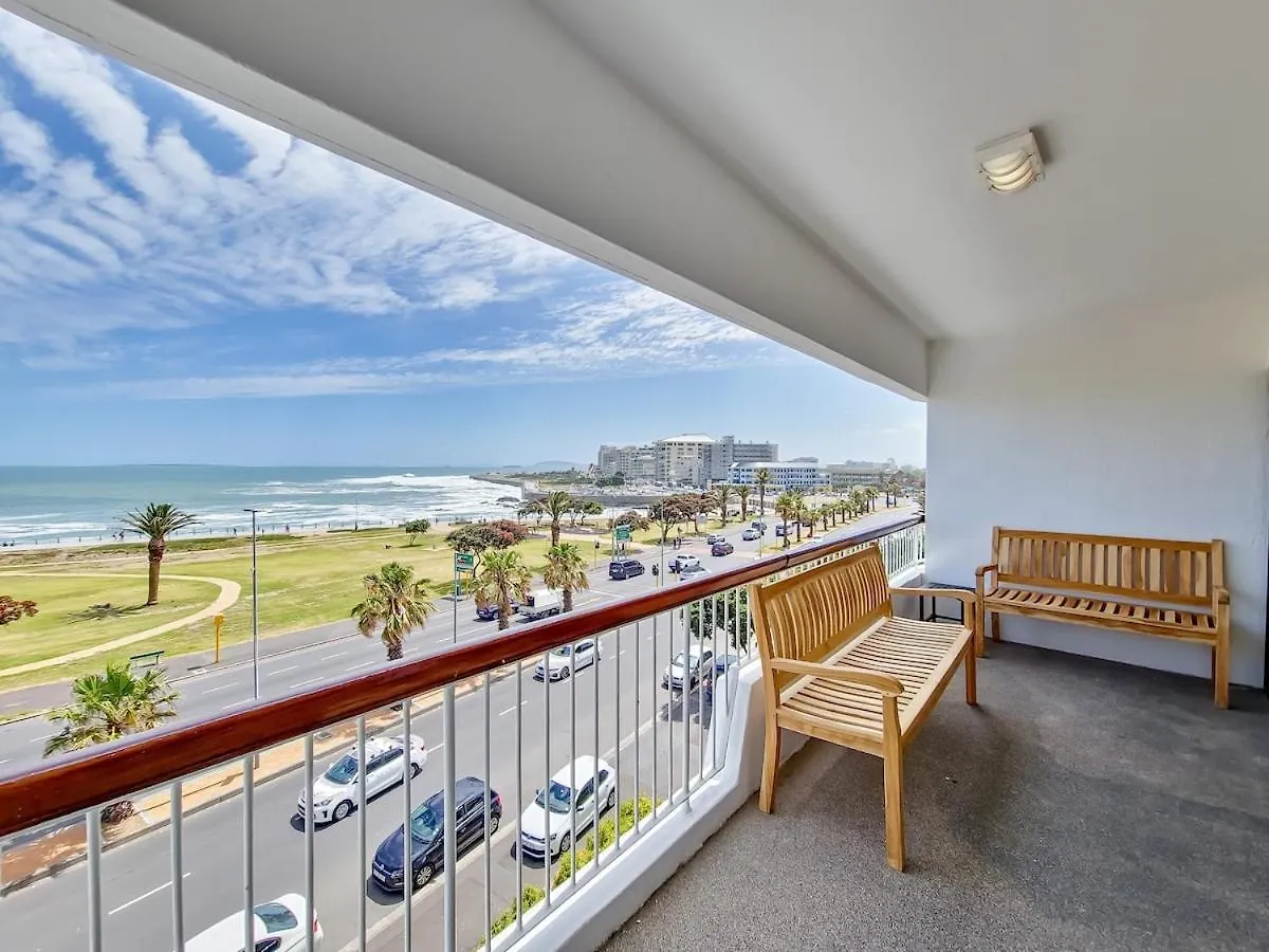 Seaside Apartment Opposite Seapoint Promenade. Cape Town