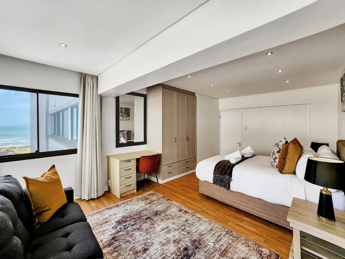 Seaside Apartment Opposite Seapoint Promenade. Cape Town