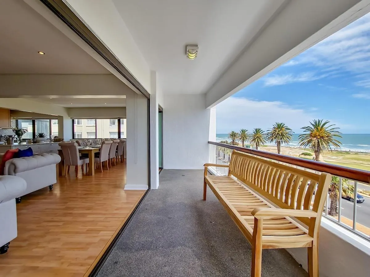 Seaside Apartment Opposite Seapoint Promenade. Cape Town